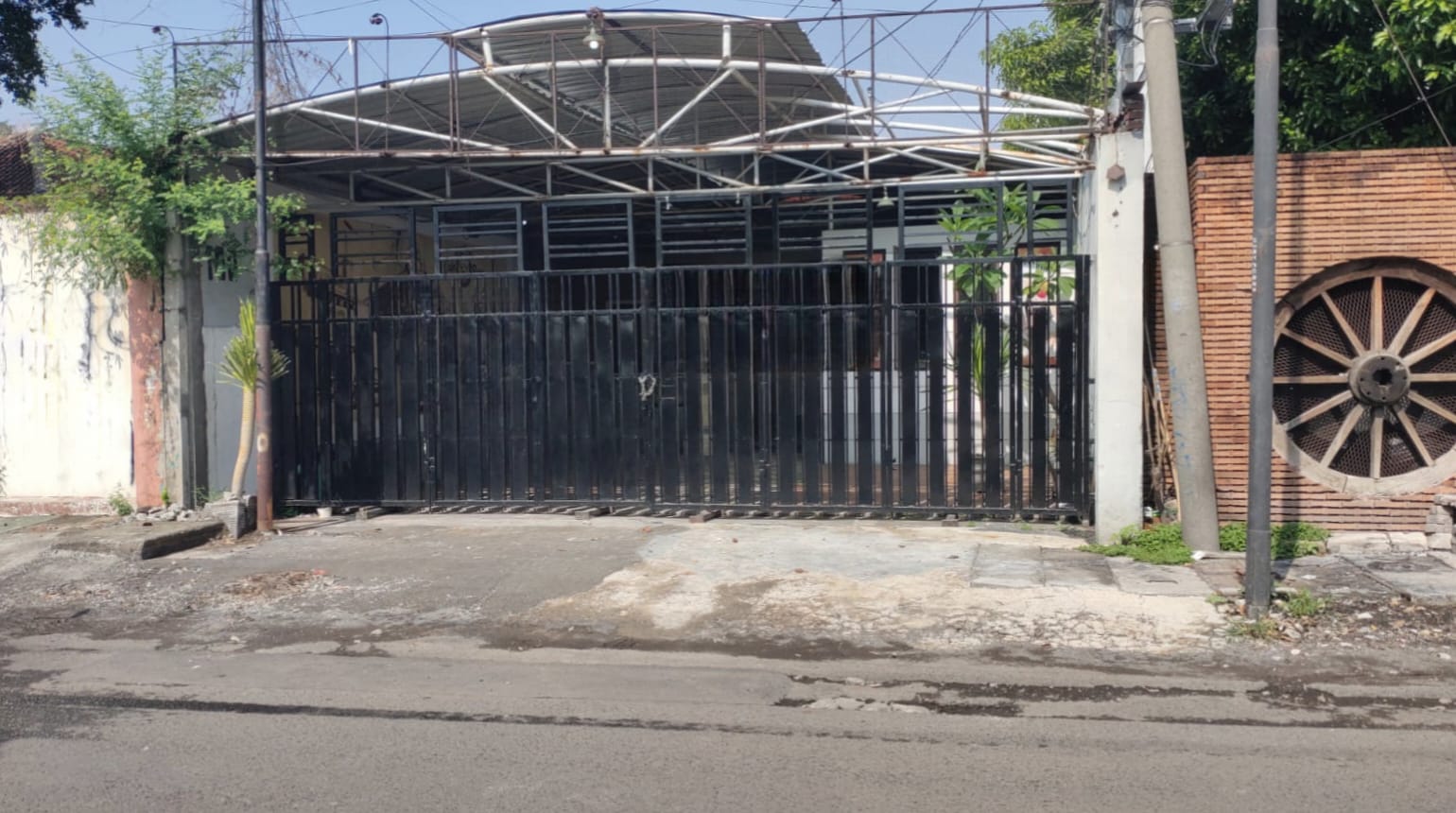Dijual Rumah Kolonial Strategis Jalan Nias Gubeng Surabaya Timur - Image 1