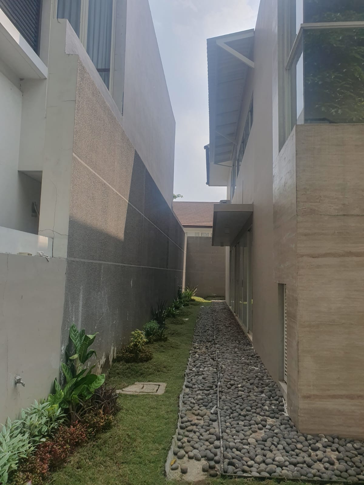 Dijual/Disewakan Rumah Mewah di Graha Natura Surabaya Barat - Thumbnail 2