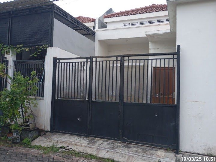 Dijual Rumah Nyaman Siap Huni di Lebak Indah Surabaya Timur - Image 1