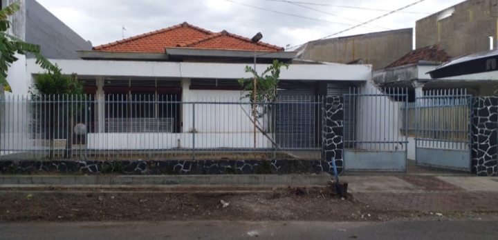 Dijual Rumah Lokasi Strategis Dekat Kampus di Ngagel Surabaya Timur - Image 1