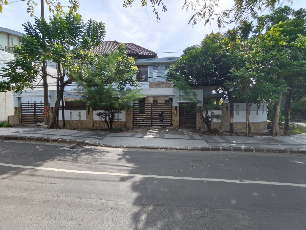 Rumah Disewakan 2 Lantai Lokasi Strategis di Gayungsari Barat Surabaya Selatan - Image 1
