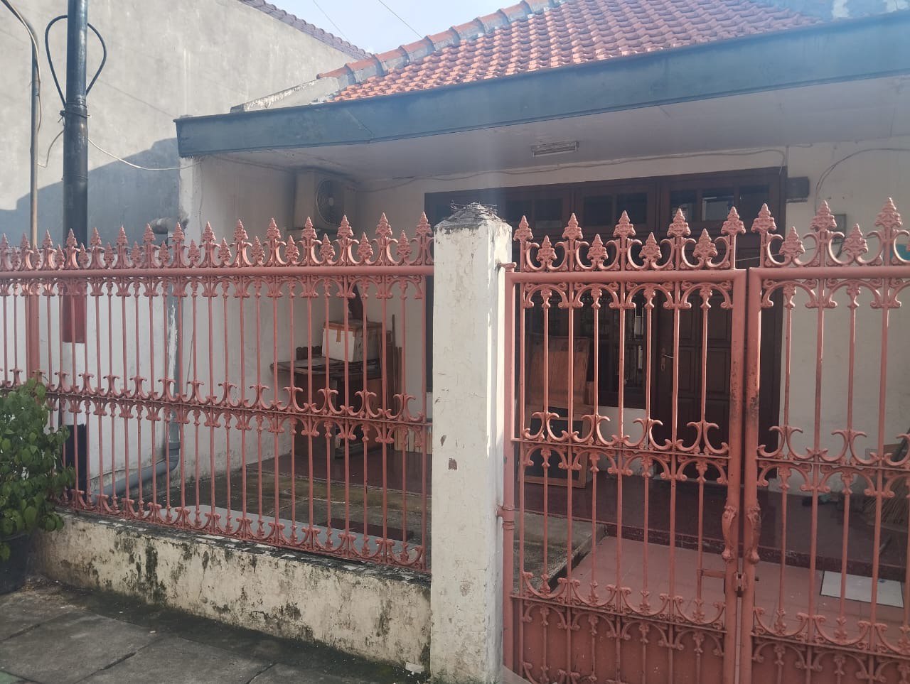 Disewakan Rumah Semi Furnished Strategis Siap Huni di Kedung Rukem Surabaya Pusat - Image 1