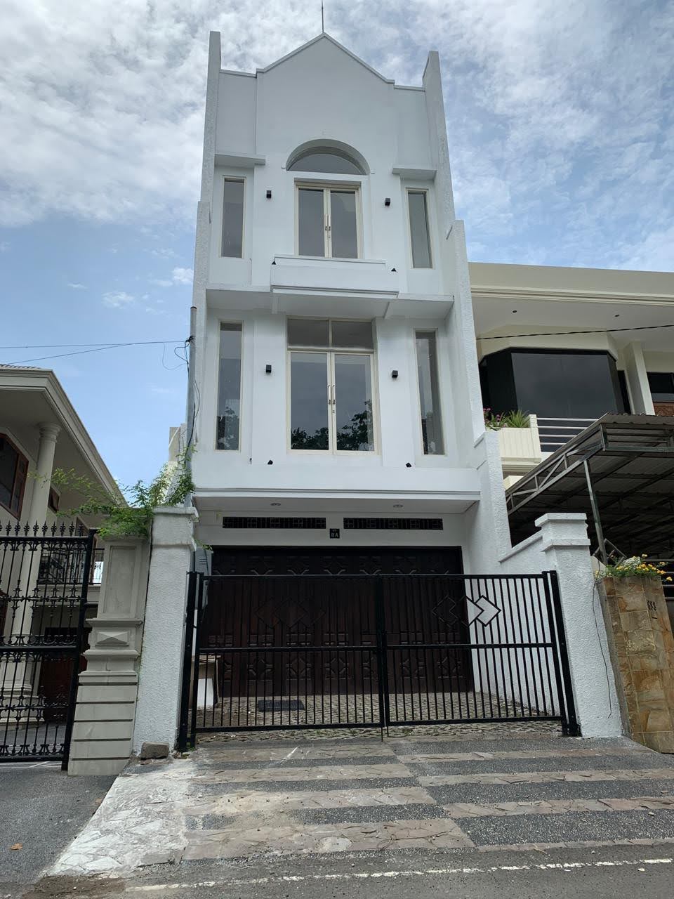 Dijual Rumah Usaha 3 Lantai di Satelit Surabaya Barat - Image 1