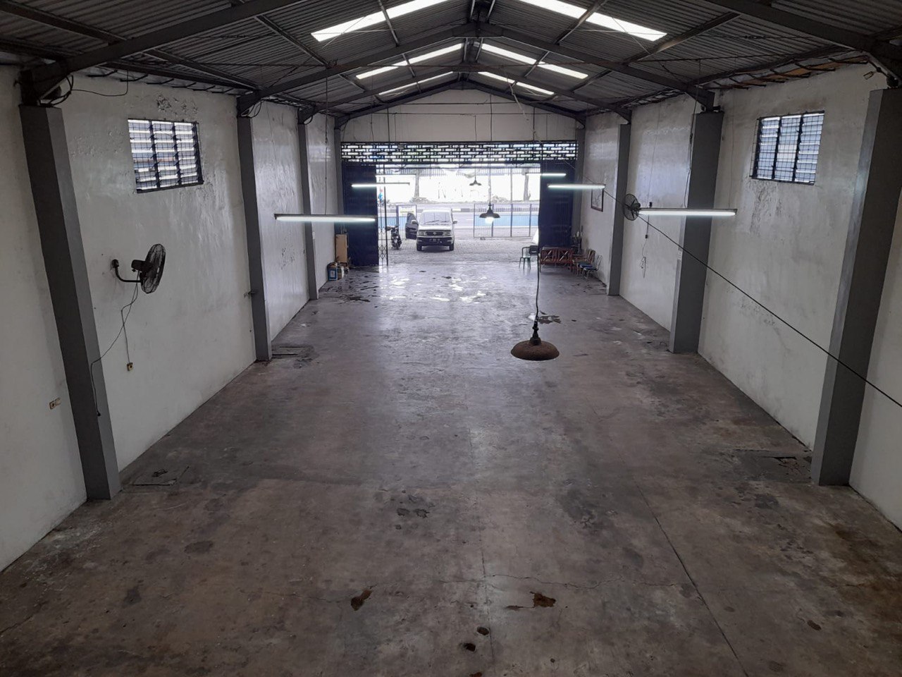 Dijual/Disewakan Gudang/Showroom Mobil Strategis di Raya Kletek Sidoarjo - Thumbnail 4