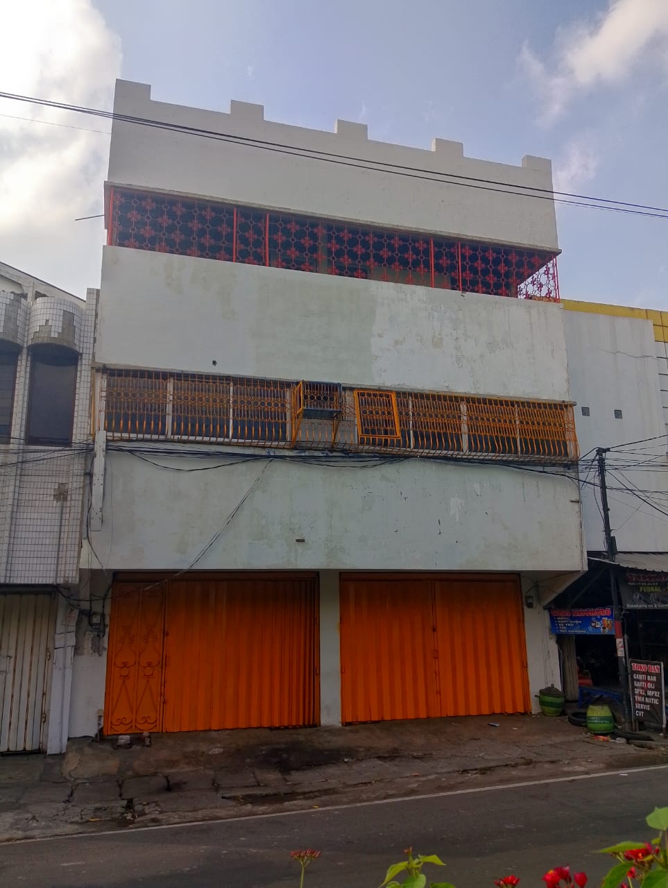 Dijual/Disewa Ruko 3 Lantai Lokasi Strategis Simokerto Surabaya Pusat - Image 1