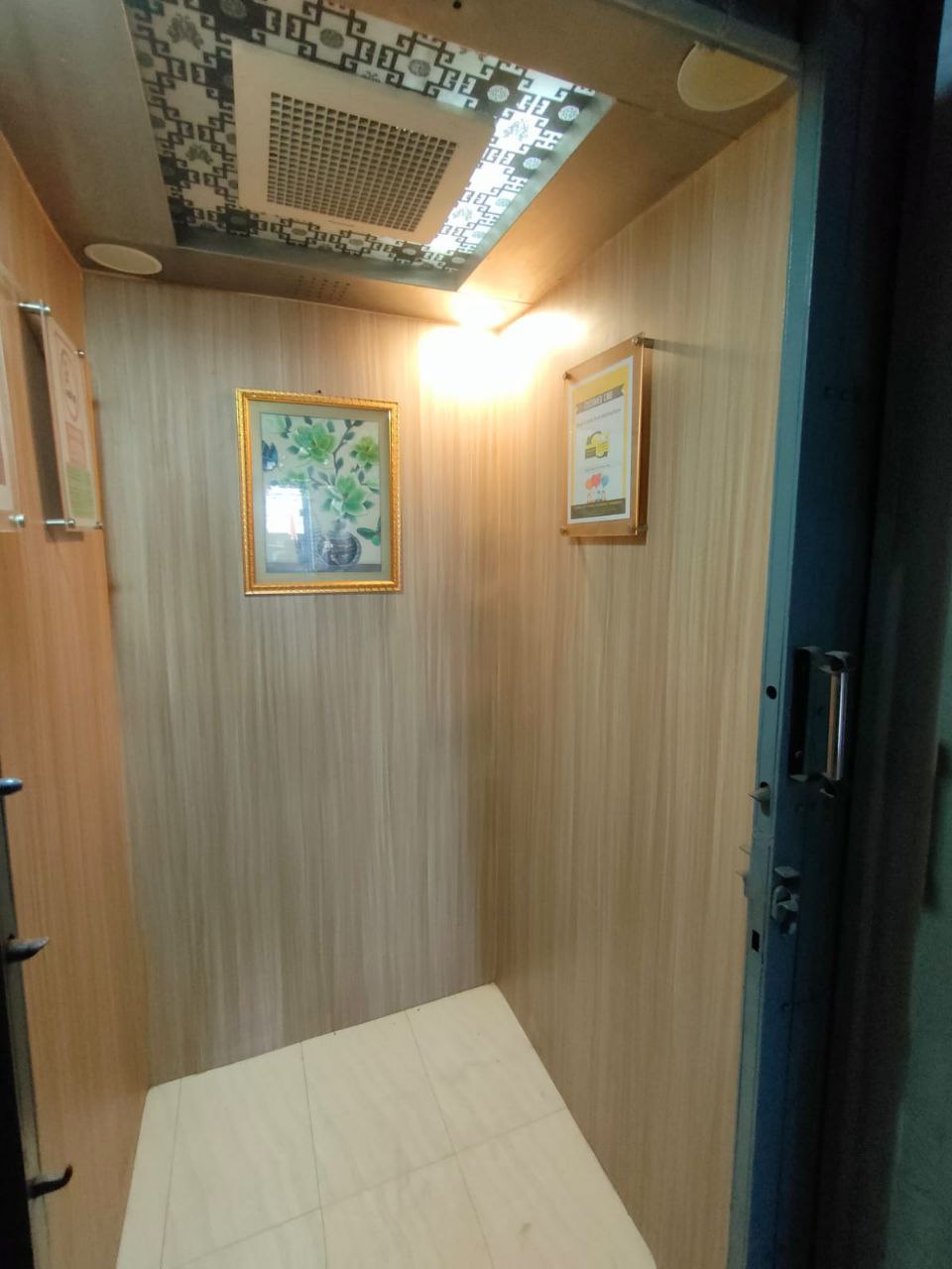 Dijual Cepat 3 Ruko 4 Lantai Full Furnished dan Siap Bisnis di Tengah Kota Surabaya Pusat - Thumbnail 2