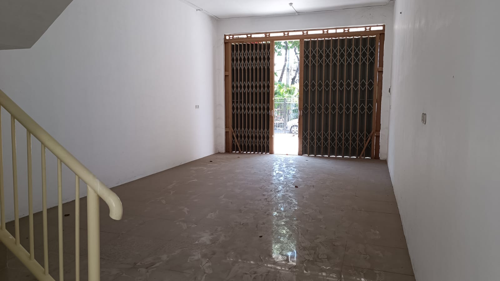 Disewakan Ruko 3,5 Lantai Area Komersial Rungkut Asri Lokasi Strategis Surabaya Timur - Thumbnail 3