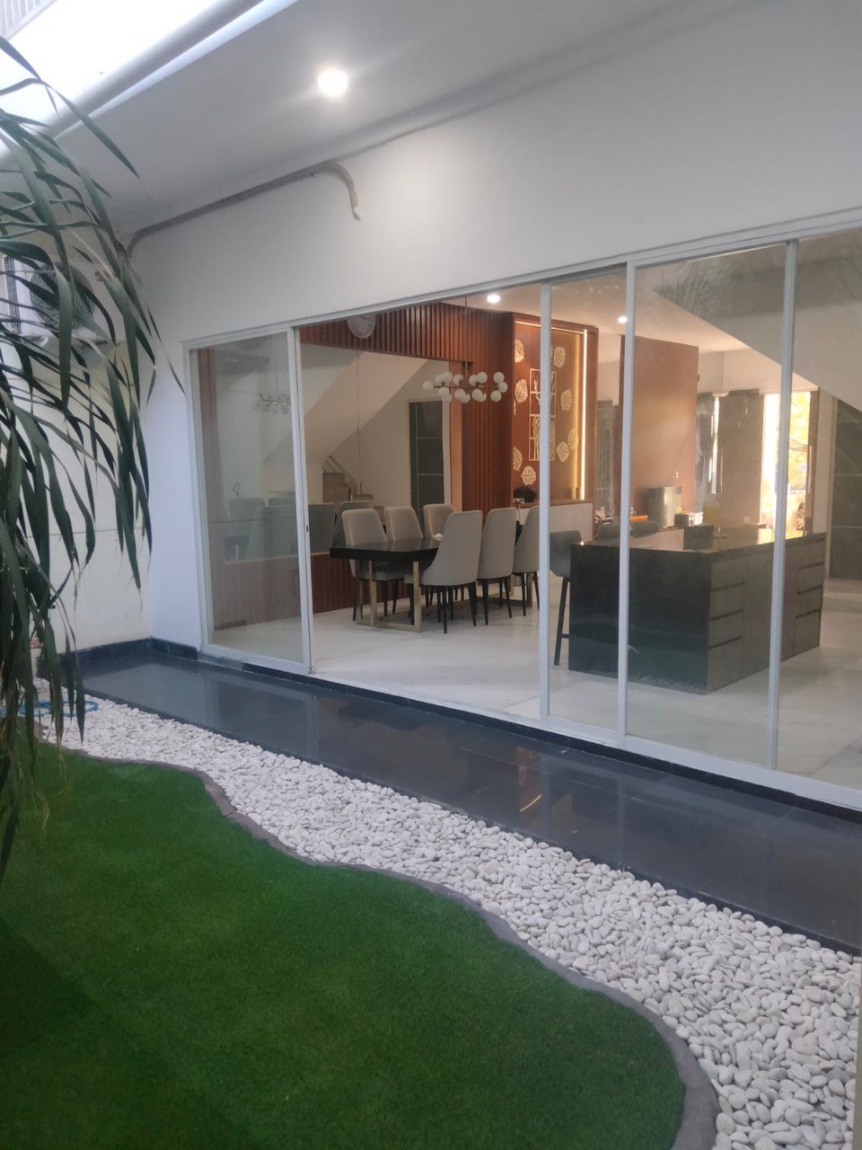 Dijual Cepat Rumah Mewah 2,5 Lantai di East Emerald Mansion Citraland Surabaya Barat - Image 1