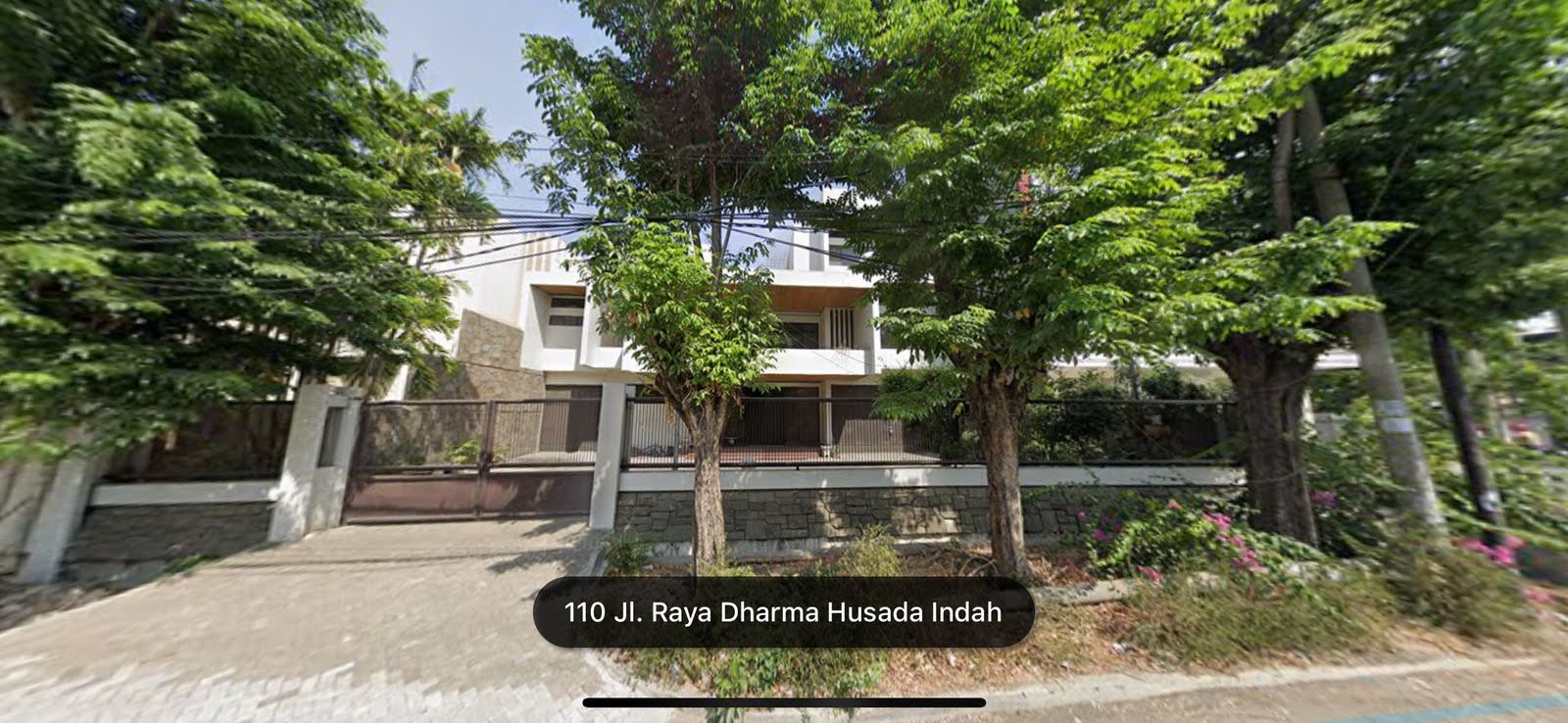 Disewakan Rumah Mewah Super Luas di Raya Dharmahusada Indah Surabaya Timur - Image 1