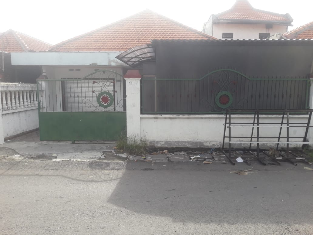 Dijual Rumah Hitung Tanah Lokasi Strategis di Jalan Raya Kedung Baruk Surabaya Timur - Image 1