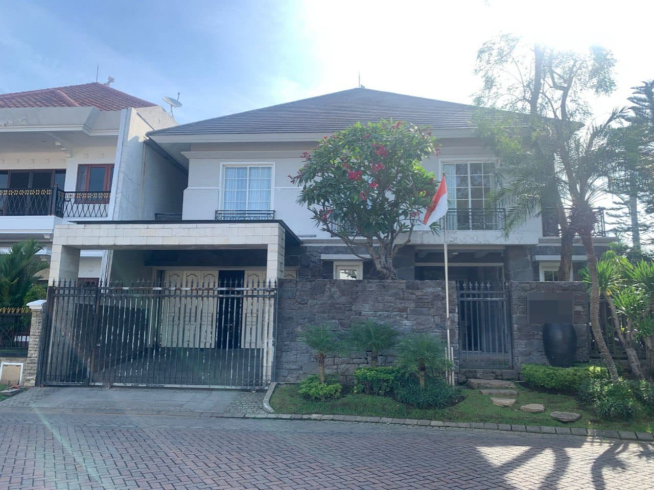 Dijual Lelang Rumah Mewah 2 Lantai di Villa Taman Gapura Citraland Surabaya Barat - Image 1