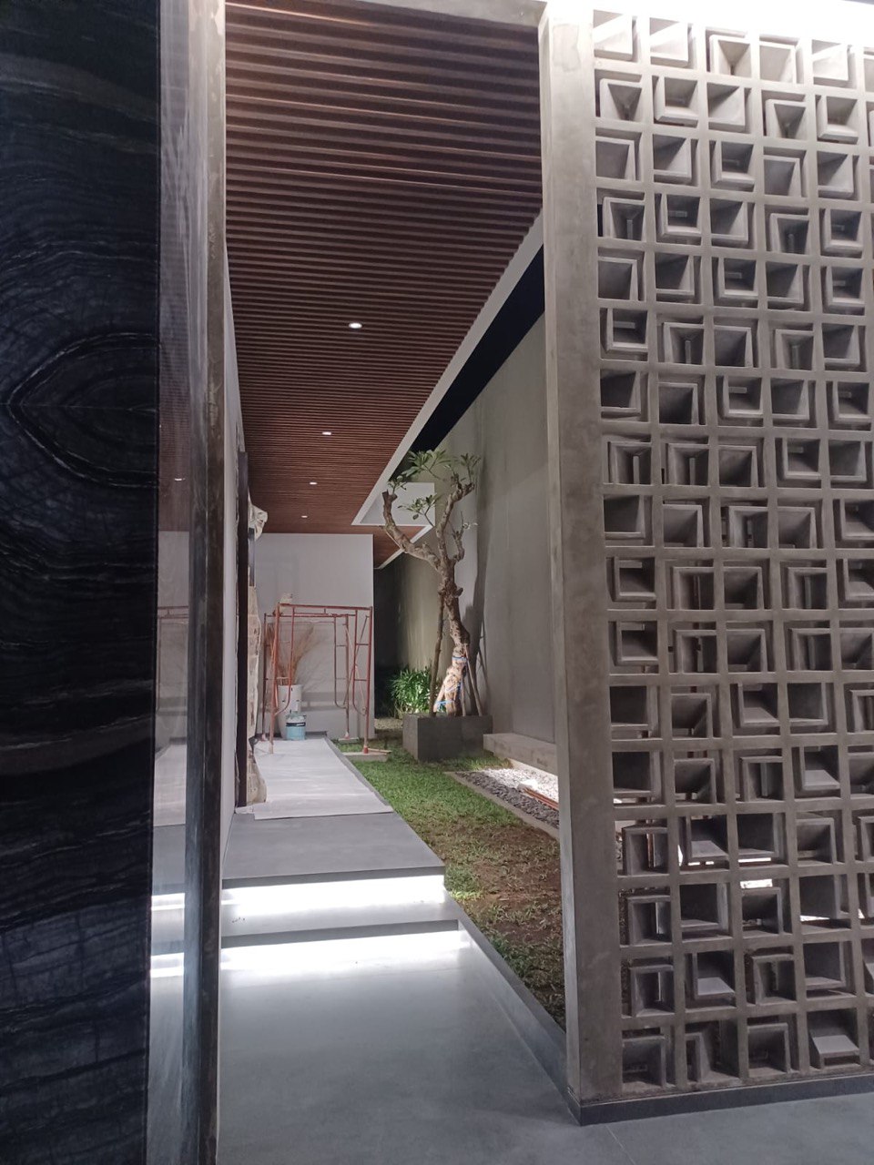 Dijual Rumah Mewah Konsep Villa di Bukit Golf Mediterania Citraland Surabaya Barat - Image 1