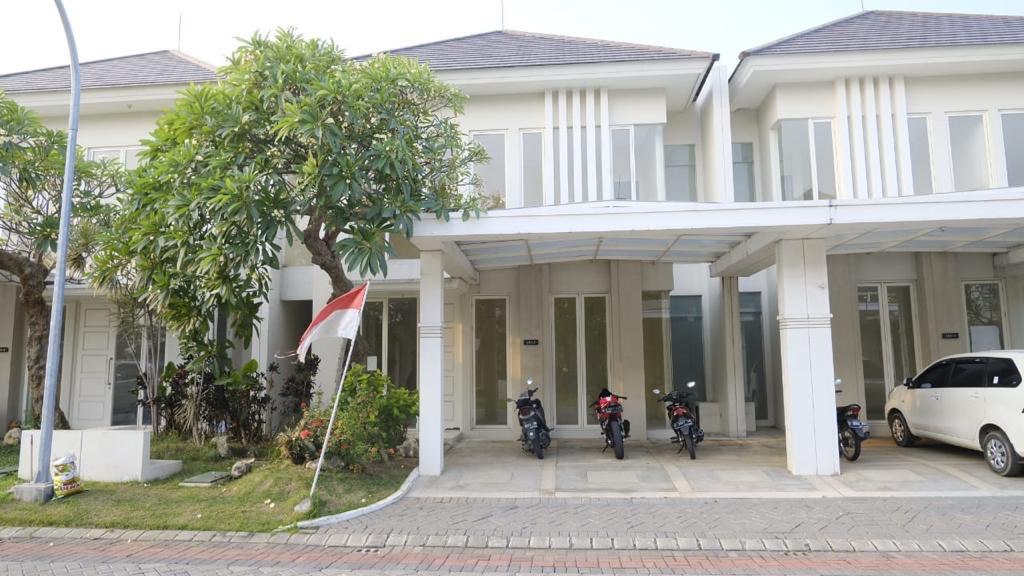 Dijual Rumah Mewah Dua Lantai di Kawasan Premium Grand Pakuwon South Victory Surabaya Barat - Image 1