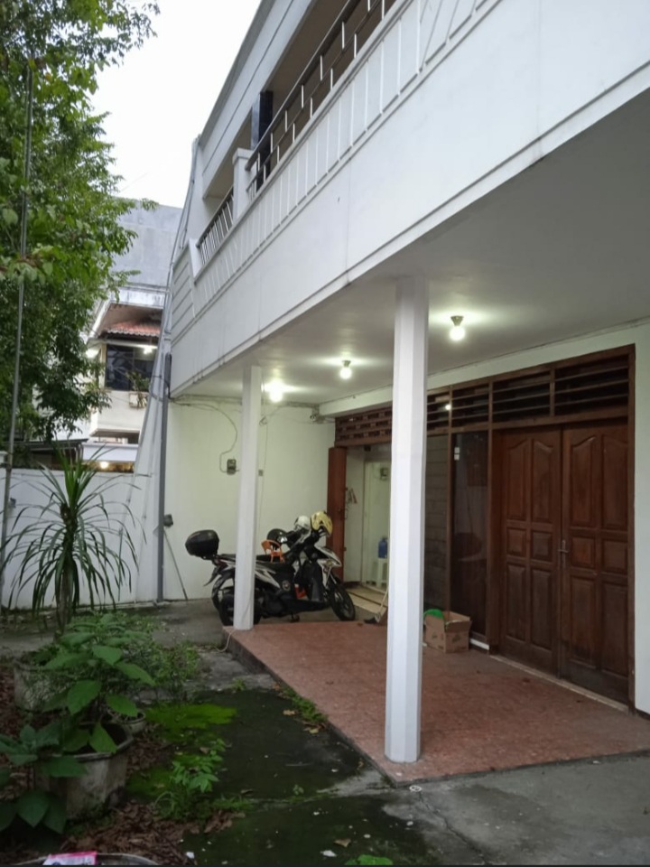 Dijual Rumah 3 Lantai Lokasi Strategis di Jalan Raya Dukuh Kupang, Surabaya Barat - Image 1