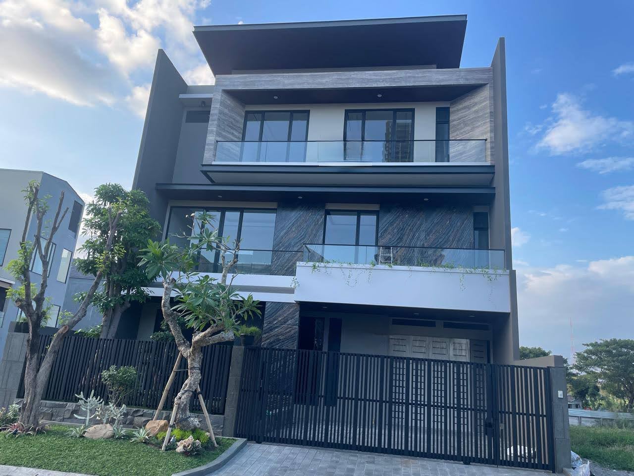 Dijual Rumah Baru Elite Mewah di North Emerald Mansion Citraland Surabaya Barat - Image 1