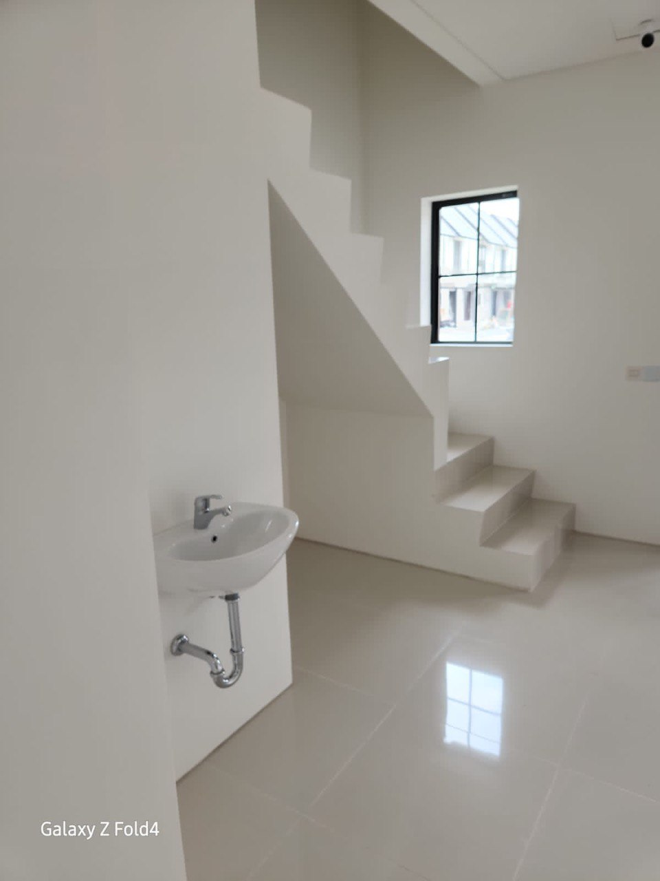 Disewakan Rumah Modern di Kawasan Perumahan Modern Graha Natura Dandelion Surabaya Barat - Thumbnail 2