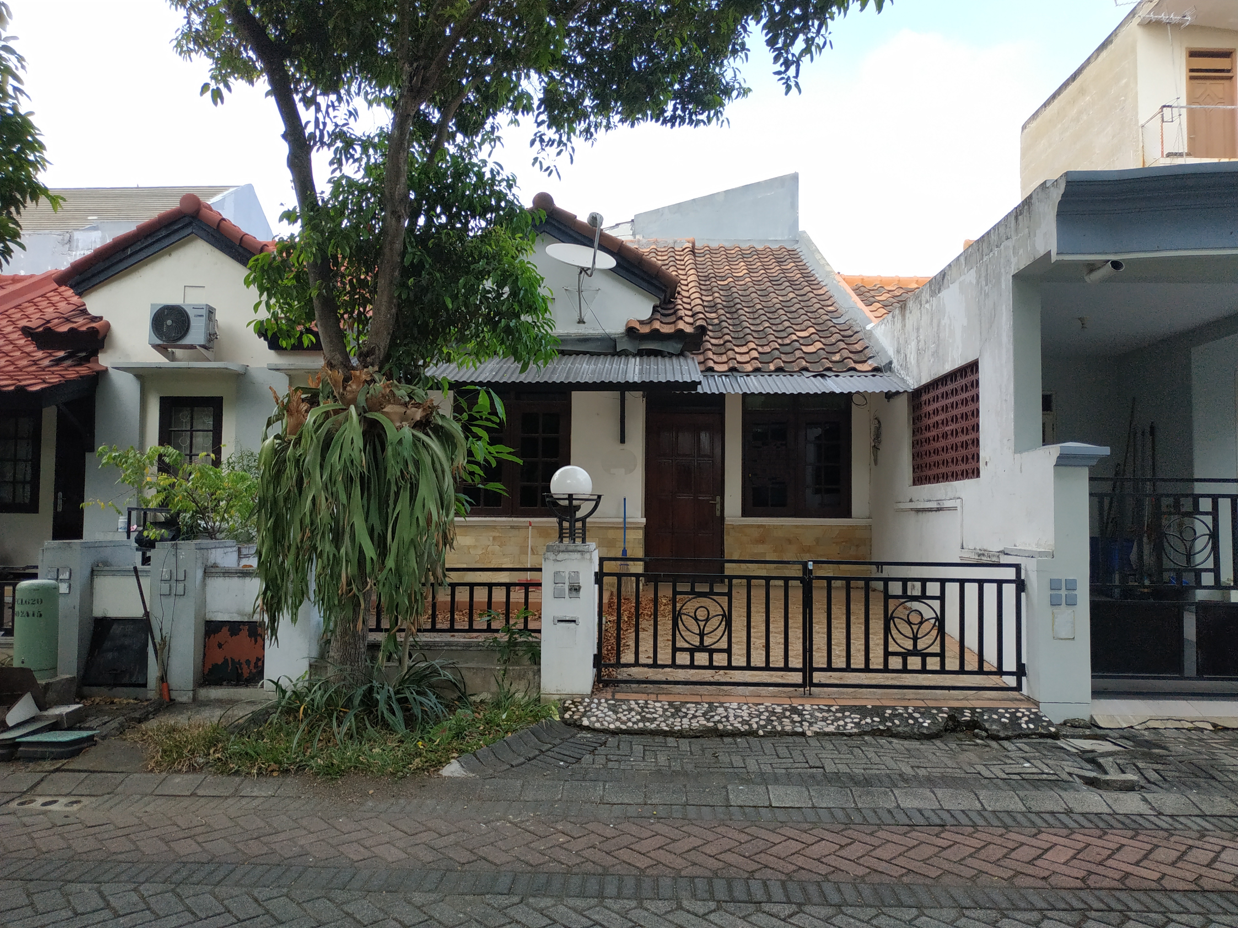 Dijual Cepat Rumah Strategis di Alam Hijau Citraland, Surabaya Barat - Image 1