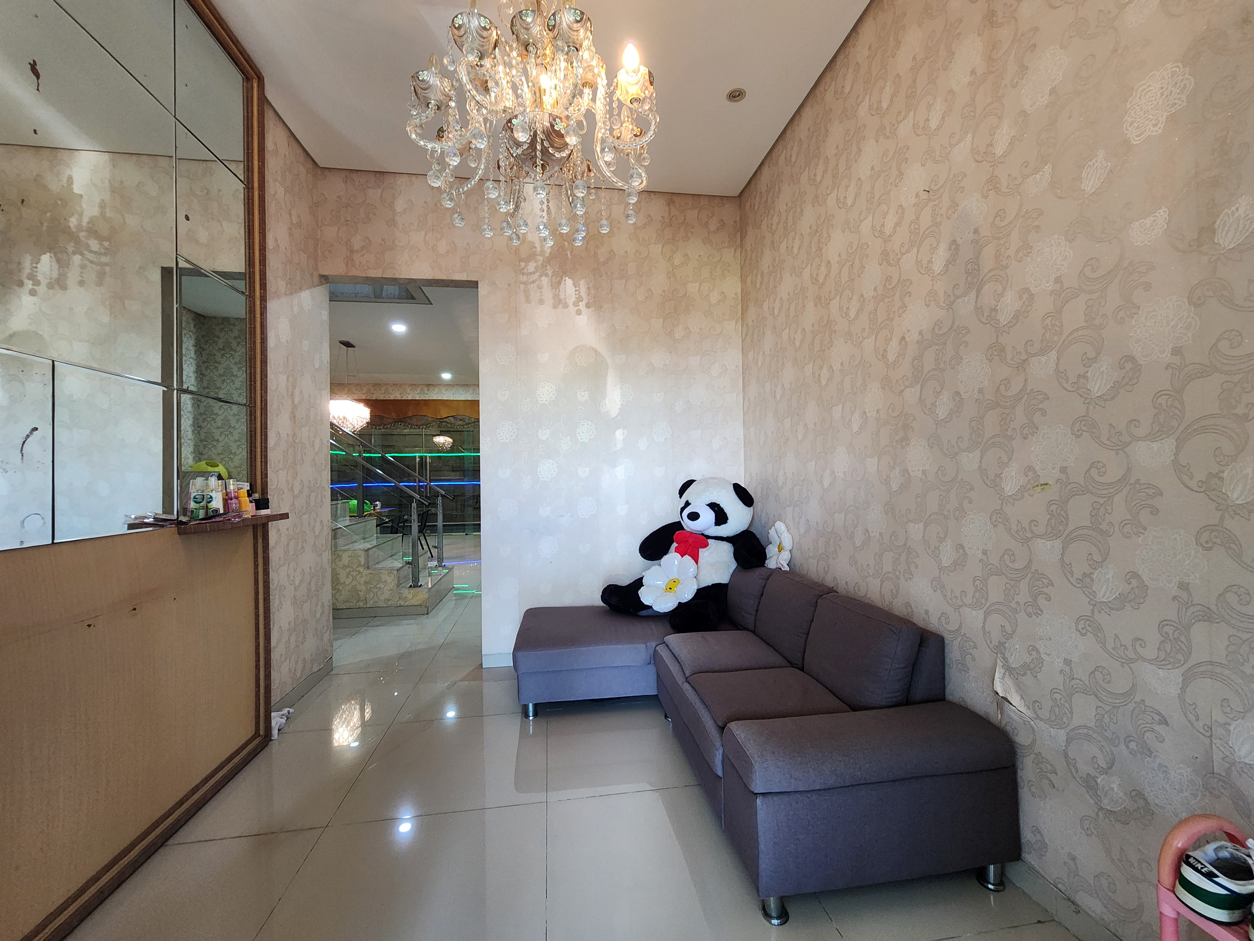Dijual Murah Rumah Lengkap Dengan Kolam Renang di Citraland Surabaya Barat - Image 1