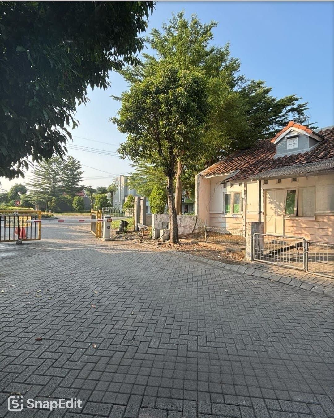 Dijual Rumah Strategis Hitung Tanah di Bukit Palma Surabaya Barat - Image 1
