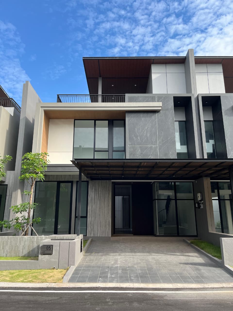 Dijual Rumah Siap Huni di Cluster District 9 Citraland Surabaya Barat - Image 1