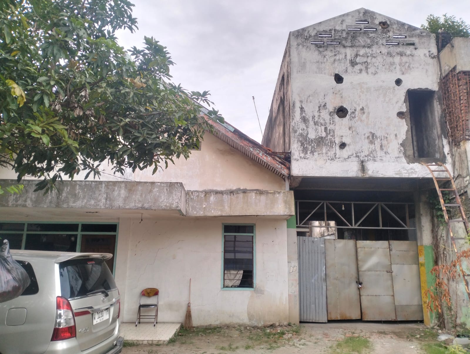 Dijual Rumah + Kost Lahan Luas di Rungkut Barata Surabaya Timur – Lokasi Strategis Turun Harga Spesial - Image 1