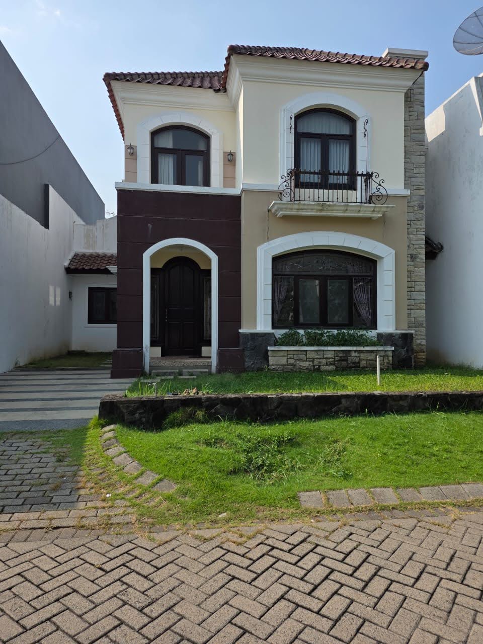 Dijual Rumah Cantik di Cluster Madrid Wisata Bukit Mas Surabaya Barat - Image 1