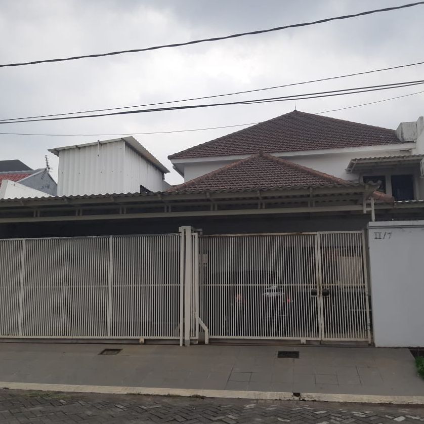 Dijual Rumah Luas Siap Huni di Jl. Manyar Tirtomoyo 2 Komplek Manyar Tompotika Surabaya Timur - Image 1
