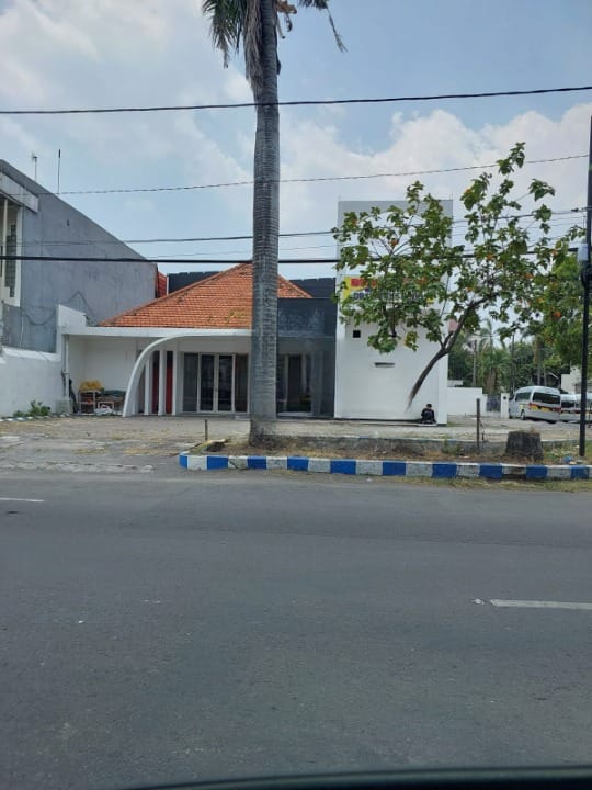 Disewakan Rumah Usaha 1.5 Lantai Posisi Hook di Kartini Surabaya Pusat - Image 1