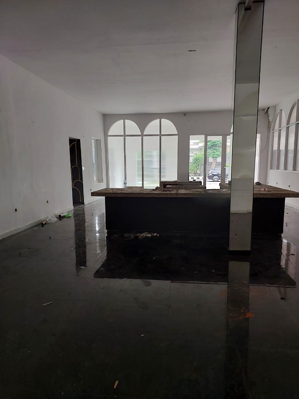 Disewakan Rumah Usaha 1.5 Lantai Posisi Hook di Kartini Surabaya Pusat - Thumbnail 3