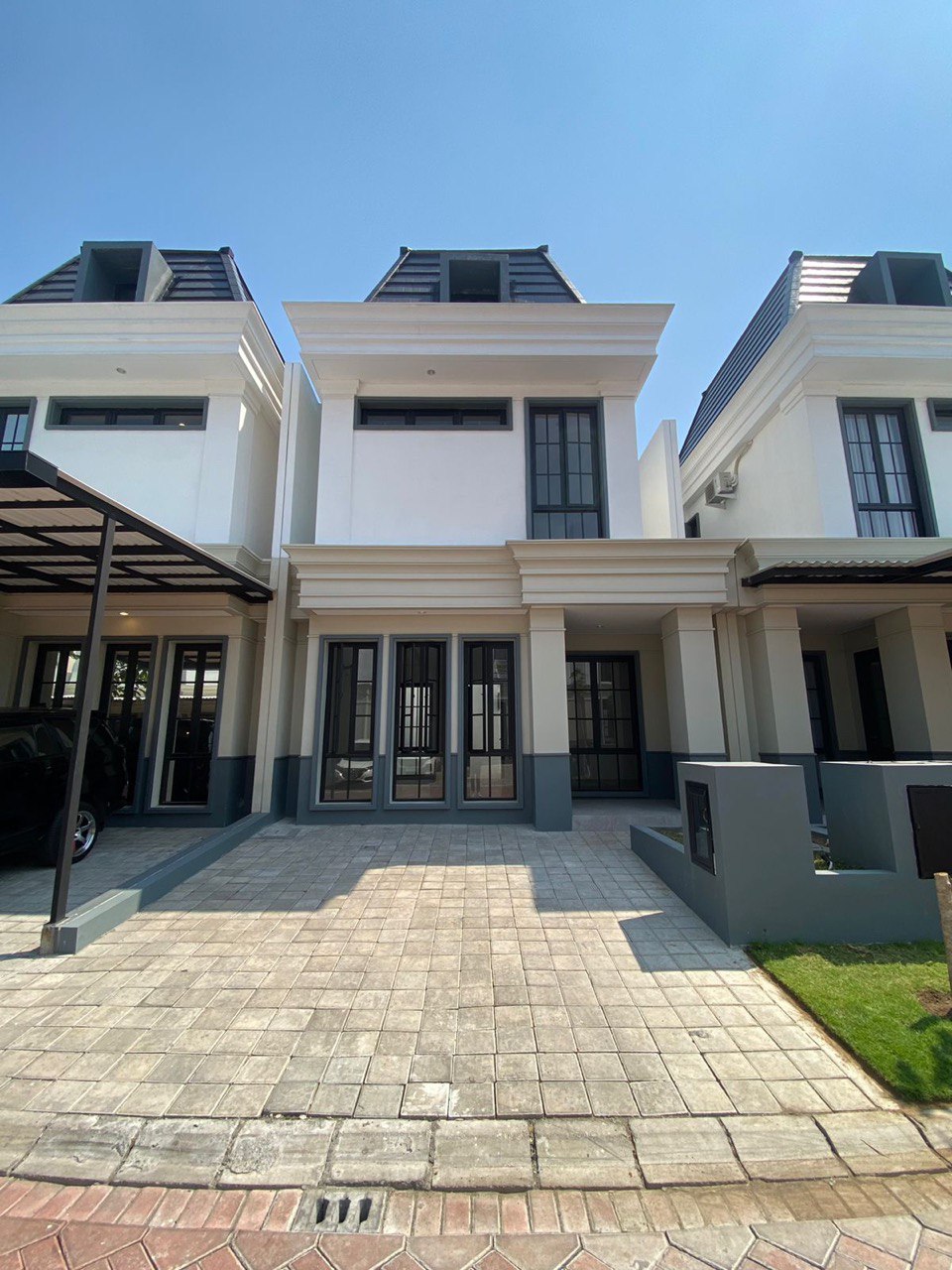 Dijual Rumah Ekslusif dan Strategis di The White House Dian Istana Surabaya Barat - Image 1