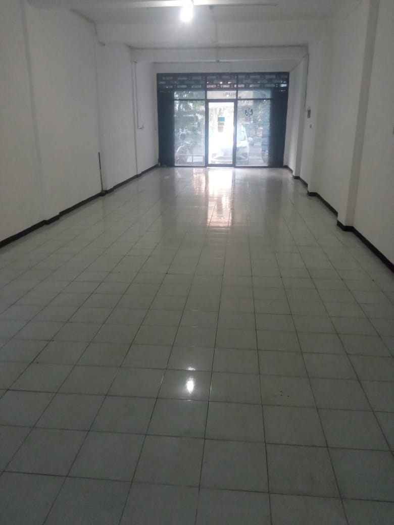Dijual / Disewakan Ruko Dua Lantai Strategis Dua Lantai di Manyar Surabaya Timur. - Image 1