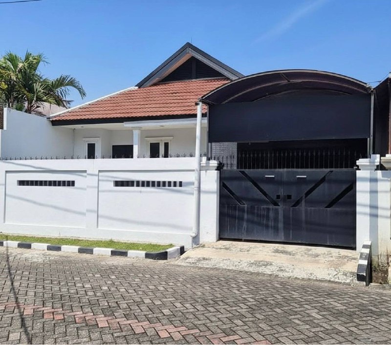 Dijual Rumah Lokasi Strategis di Manyar Kartika Surabaya Timur - Image 1