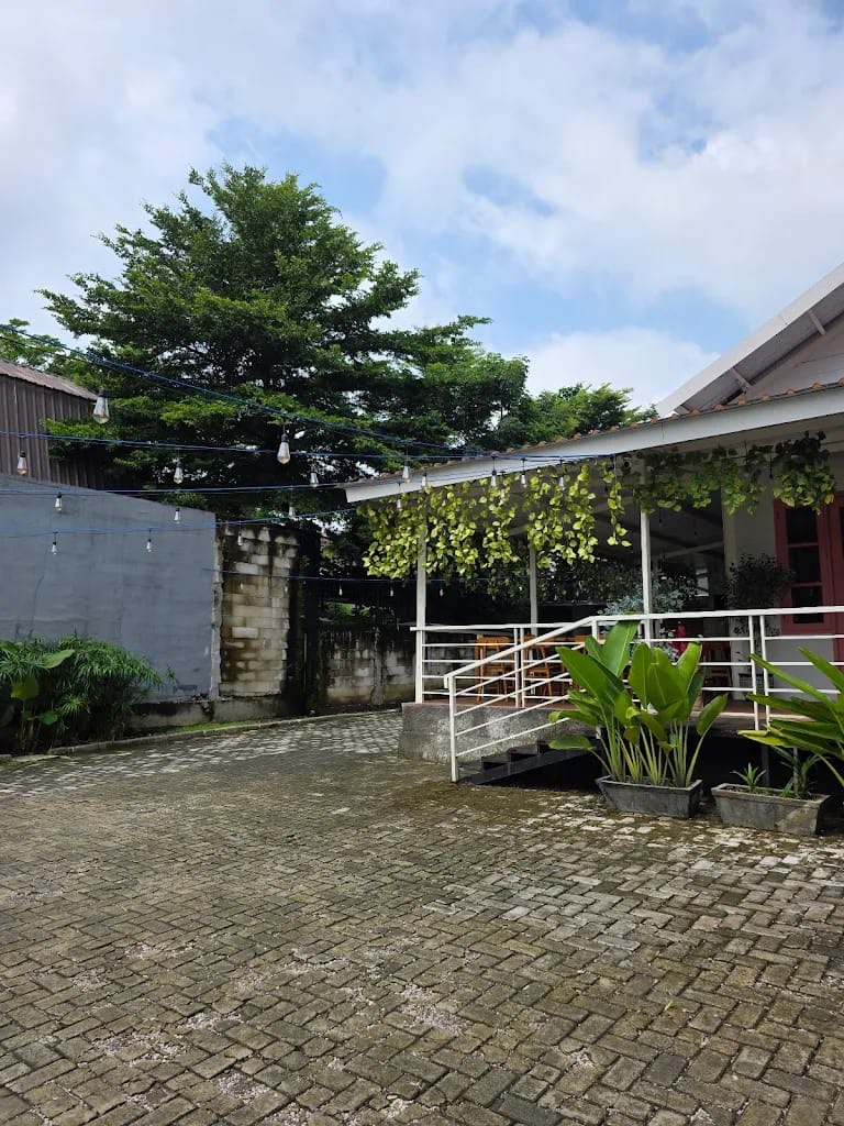 Disewakan Eks Cafe Komersial Premium di Raya Telaga Utama Citraland Surabaya Barat - Thumbnail 5