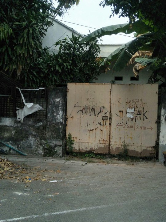 Dijual Rumah Nyaman Strategis di Jalan Amir Hamzah Pusat Kota Surabaya - Image 1
