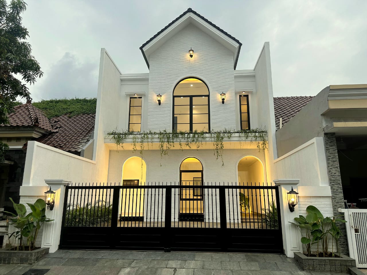 Dijual Rumah Baru Model Kolonial Puri Mas Surabaya Selatan Dekat UPN - Image 1