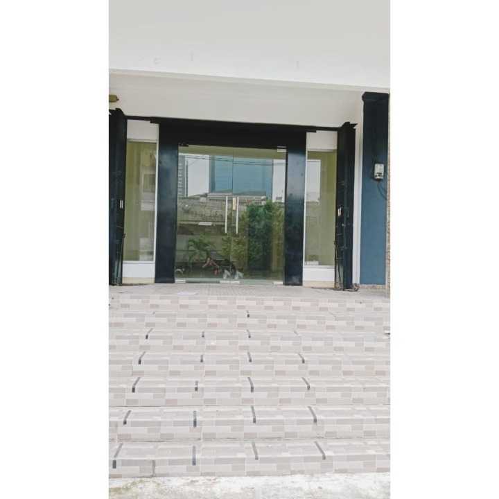Dijual/Disewakan Ruko 3,5 Lantai Komersial Strategis di Mayjend Sungkono Surabaya Barat - Image 1
