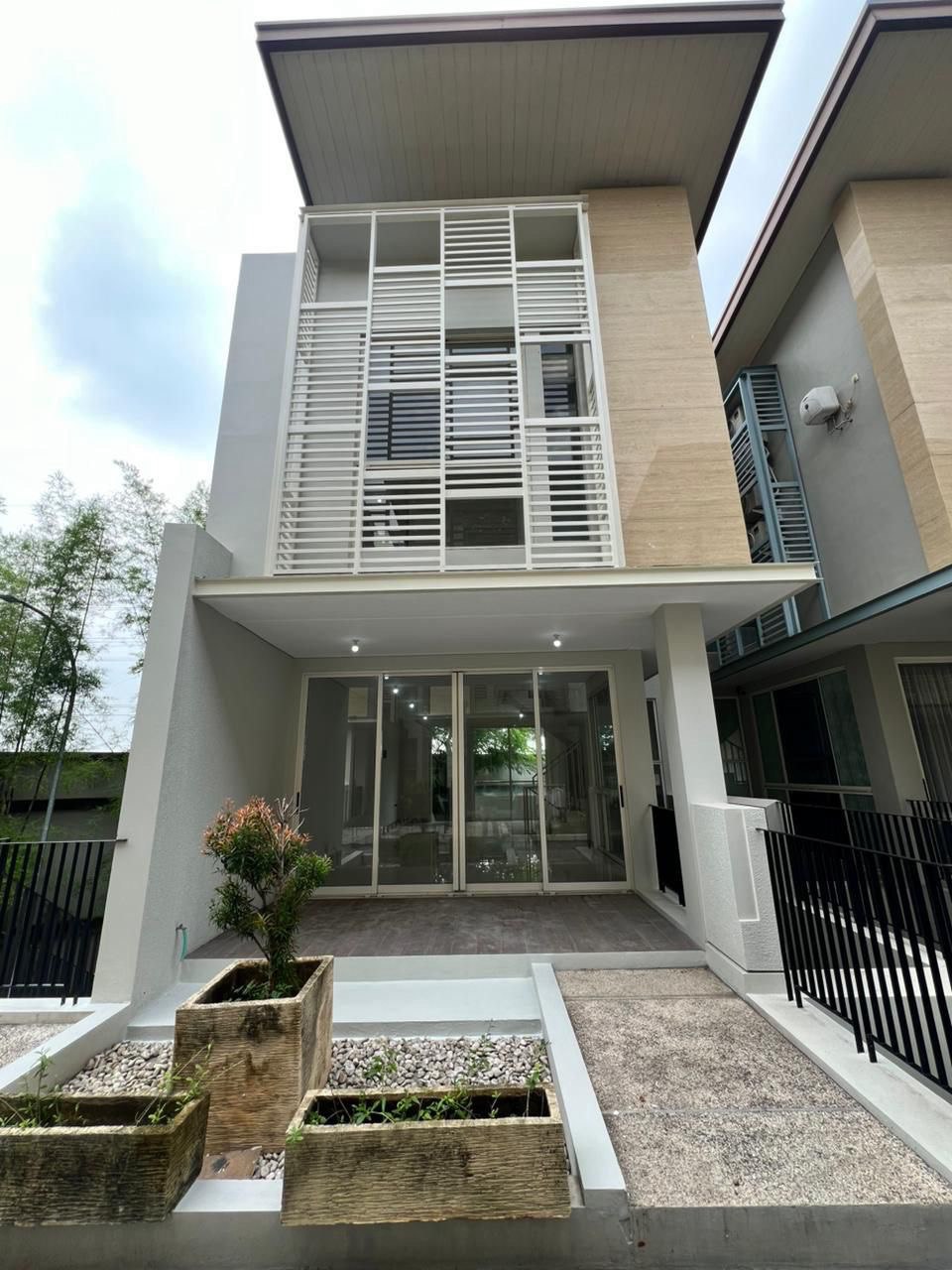 Dijual Rumah Mewah 3 Lantai di Wisata Bukit Mas Surabaya Barat - Image 1