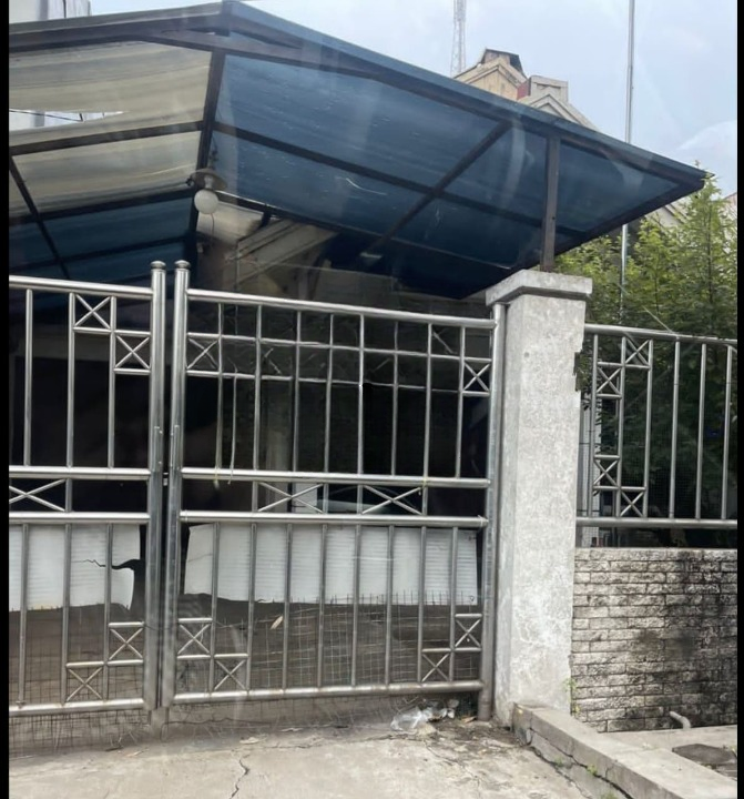 Disewakan Rumah 1 Lantai Murah Strategis Raya Darmo Permai Selatan Surabaya Barat - Image 1
