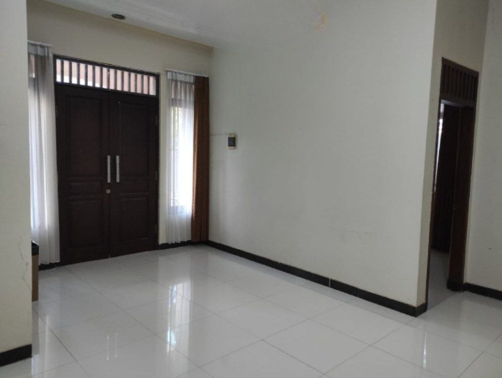 Disewakan Rumah Posisi Hook Luas di Wiyung Surabaya Barat - Image 1