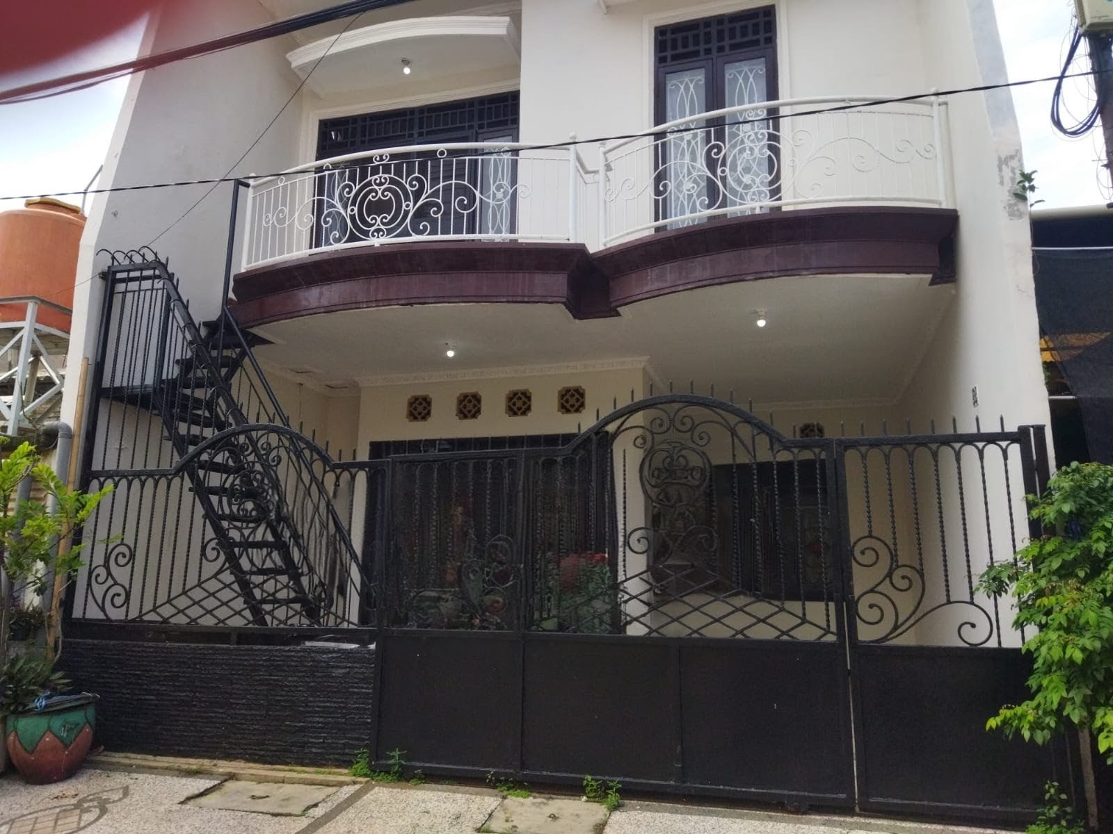 Dijual/Disewakan Rumah Siap Huni dan Strategis Pakis Tirtosari Sawahan Surabaya Barat - Image 1