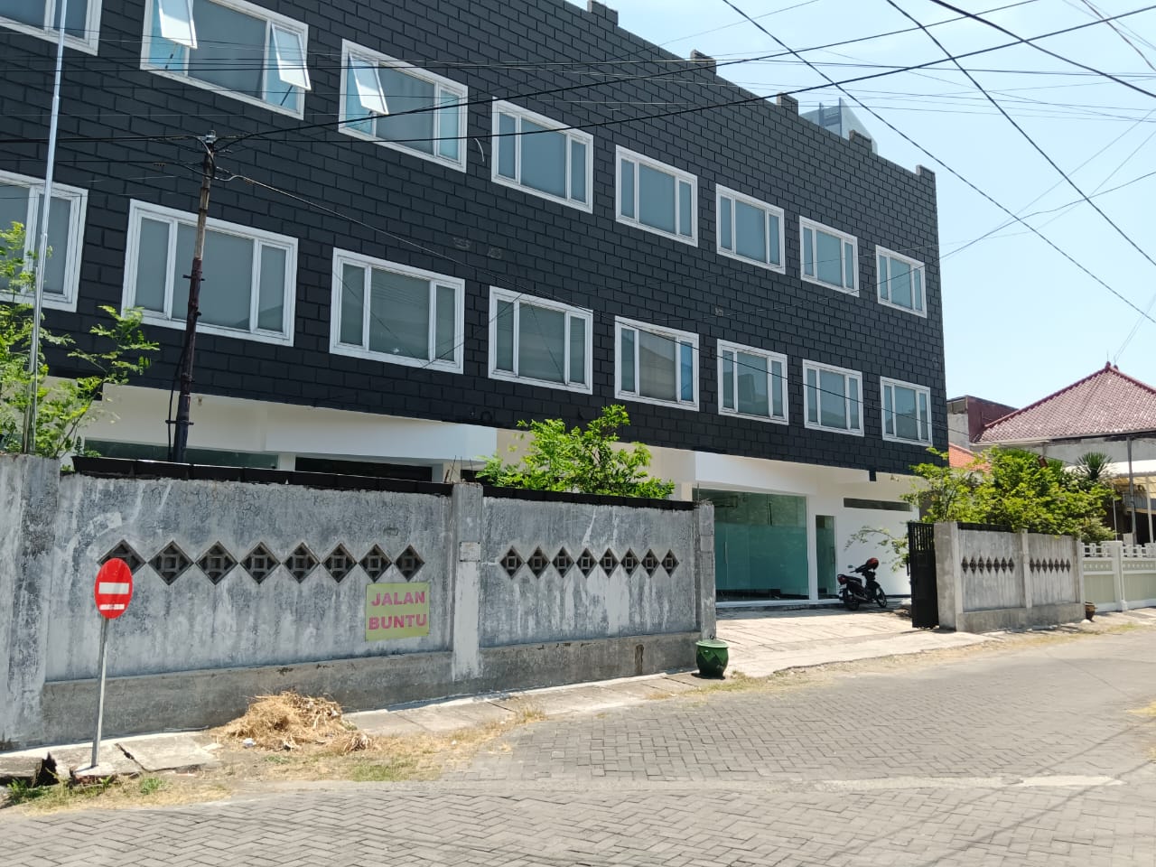 Dijual/Disewakan PUTAT Office Building 48 Ruang Usaha Surabaya Barat - Image 1