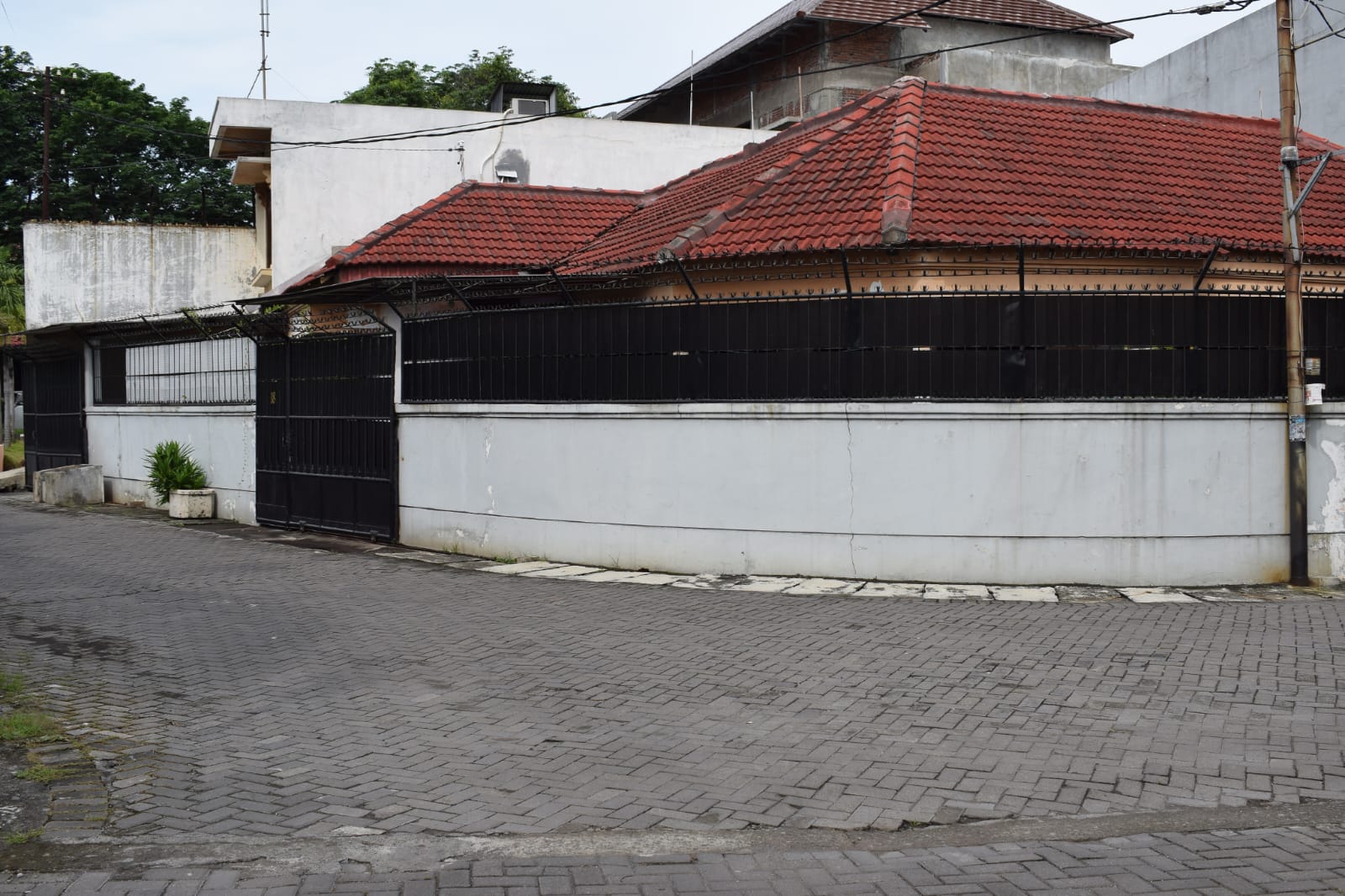 Dijual Rumah Sedang Direnovasi Serah Terima Kondisi Siap Huni Putat Indah Timur Surabaya Barat - Image 1