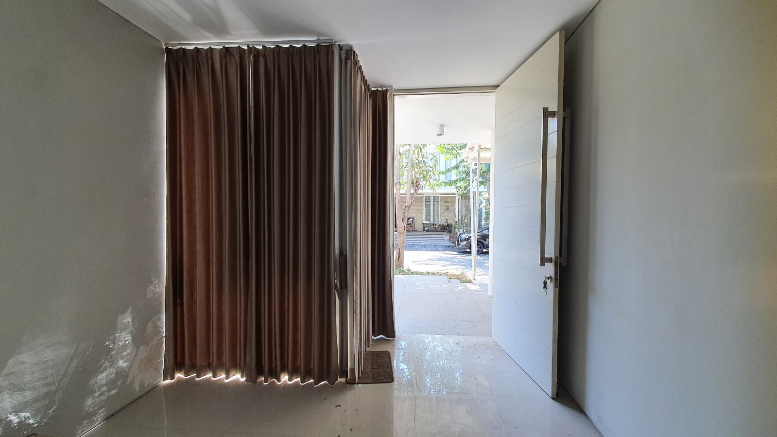 Dijual Rumah Nyaman di Greenlake Citraland Surabaya Barat - Thumbnail 2