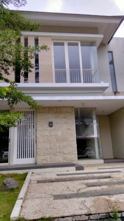 Dijual Rumah Mewah 2 Lantai di Greenlake Citraland Surabaya - Image 1