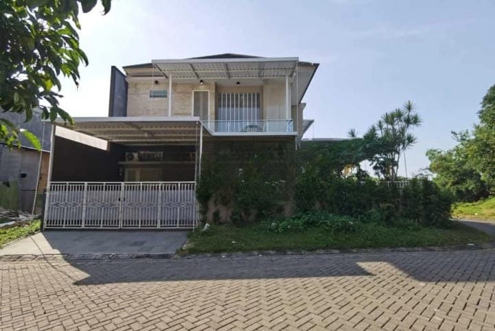 Dijual Rumah Mewah 2 Lantai Eastwood Lokasi Premium di Citraland Surabaya Barat - Image 1