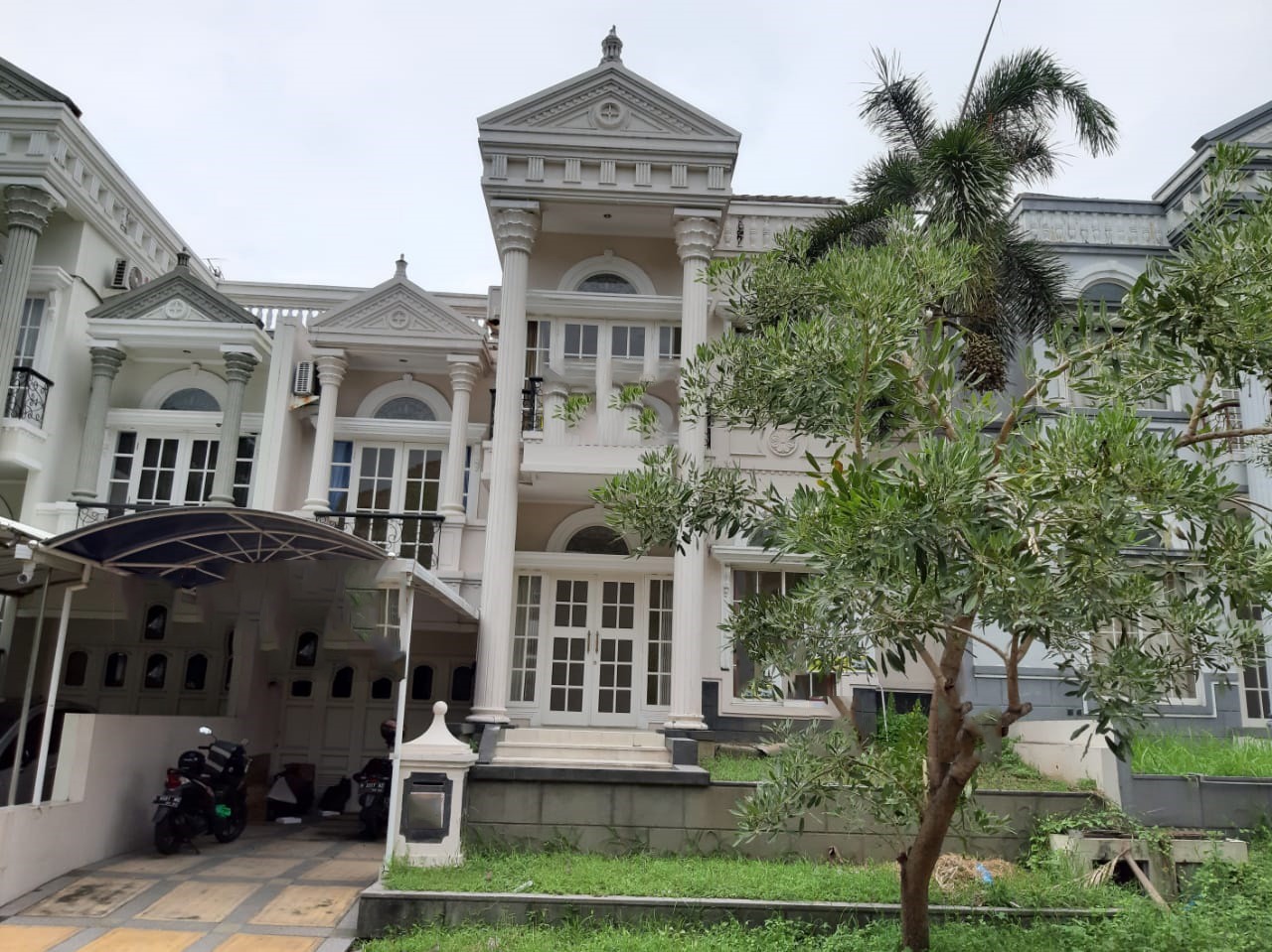 Dijual Rumah Bagus Terawat di Raffles Garden Citraland Surabaya Barat - Image 1