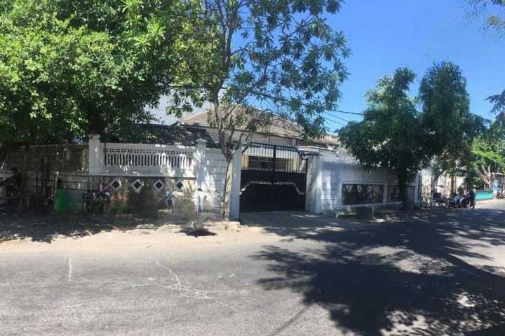 Dijual Rumah Halaman Luas Jalan Kawi lokasi Strategis Surabaya Barat - Image 1