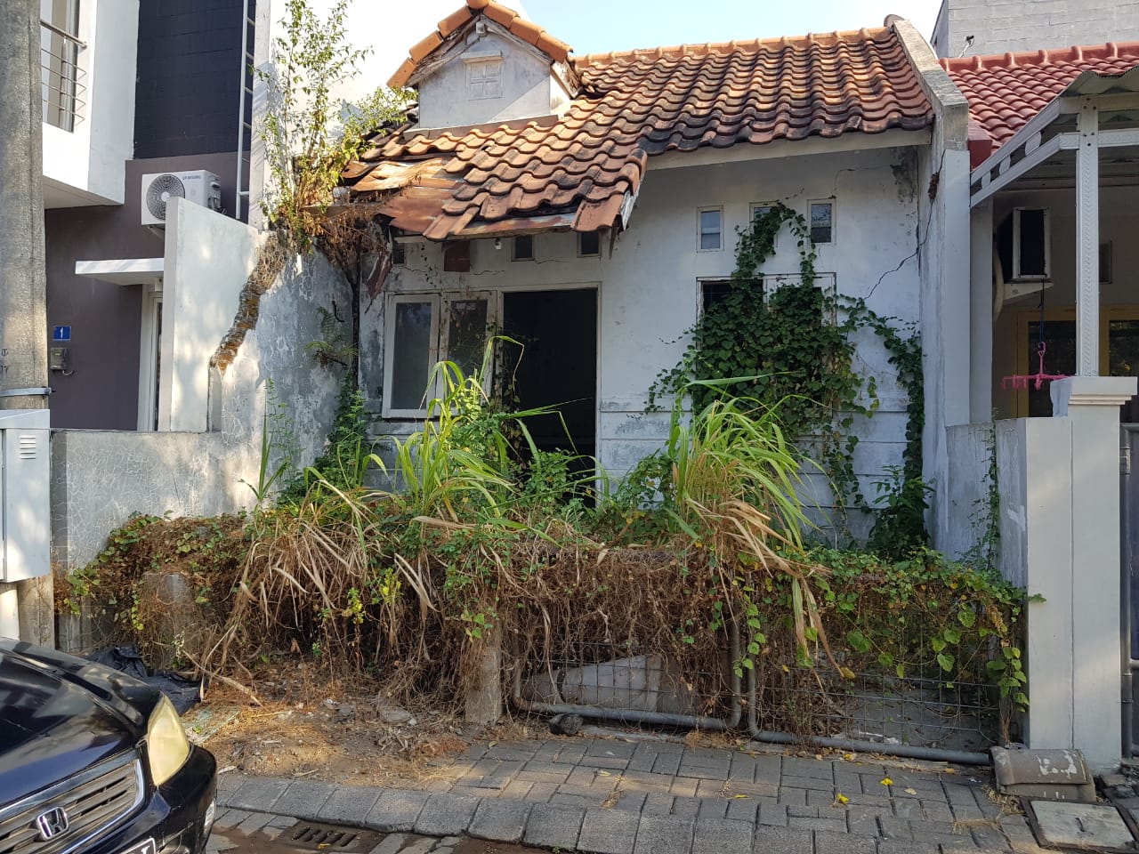 Dijual Rumah Lama Harus Renovasi Hitung Tanah di Bukit Palma Citraland Surabaya Barat - Image 1