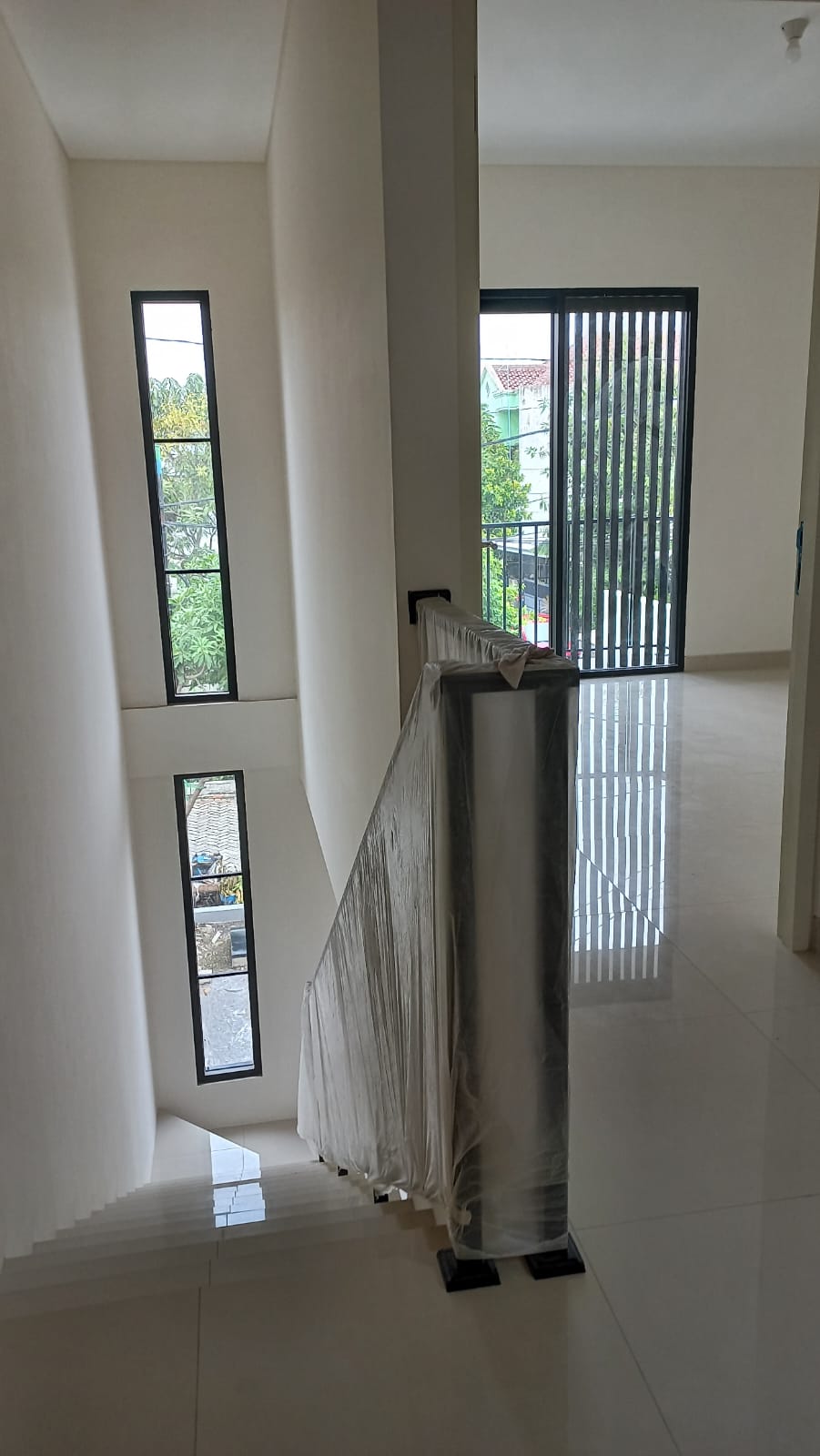 Jual Rumah Baru 2 Lantai Rungkut Menanggal Harapan Surabaya Timur - Image 1