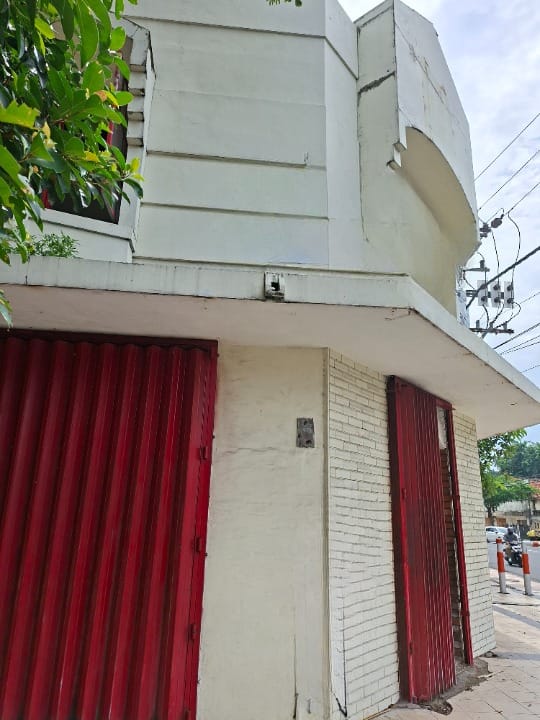 Dijual / Disewakan Ruko 1.5 Lantai Posisi Hook di Blauran Surabaya Pusat - Image 1